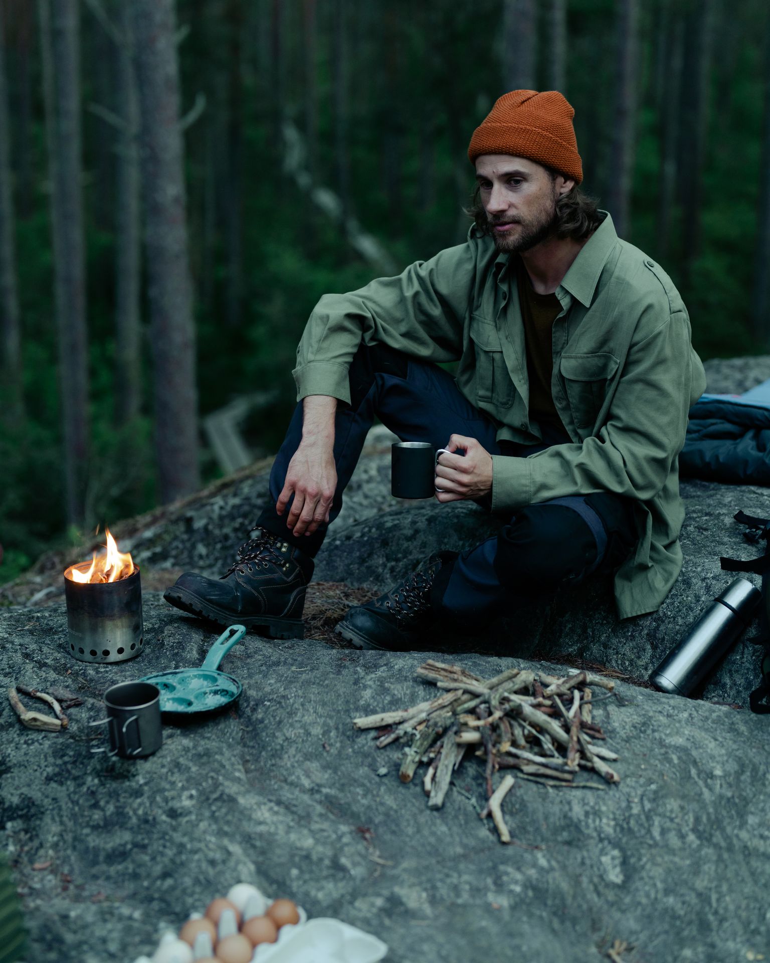 Ein Wanderer macht Feuer