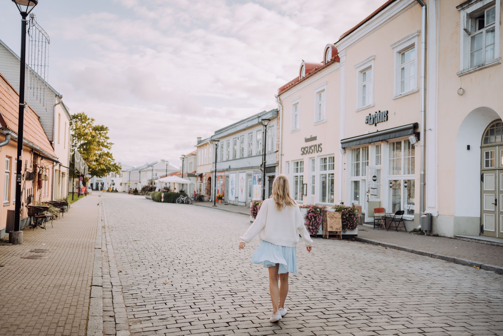 Eine Frau im Zentrum von Haapsalu, West-Estland