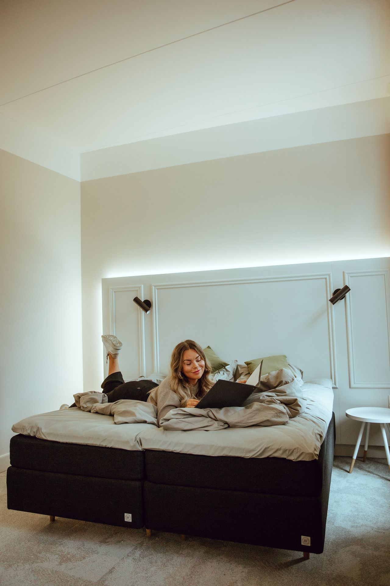 Naine voodil lugemas Viljandi Park hotelli numbritoas