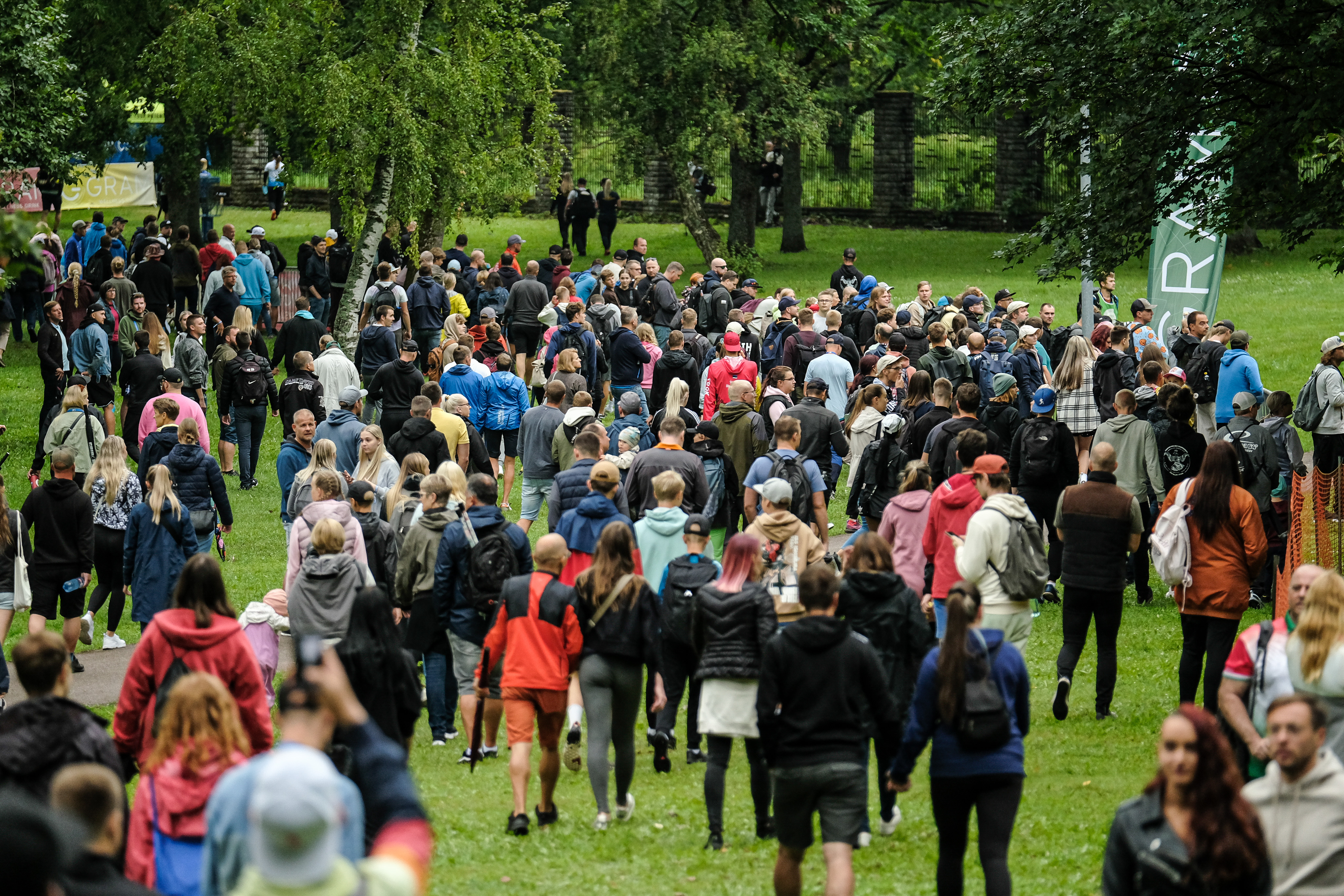Cilvēki dodoties uz Tallinas Dziesmu svētku estrādi