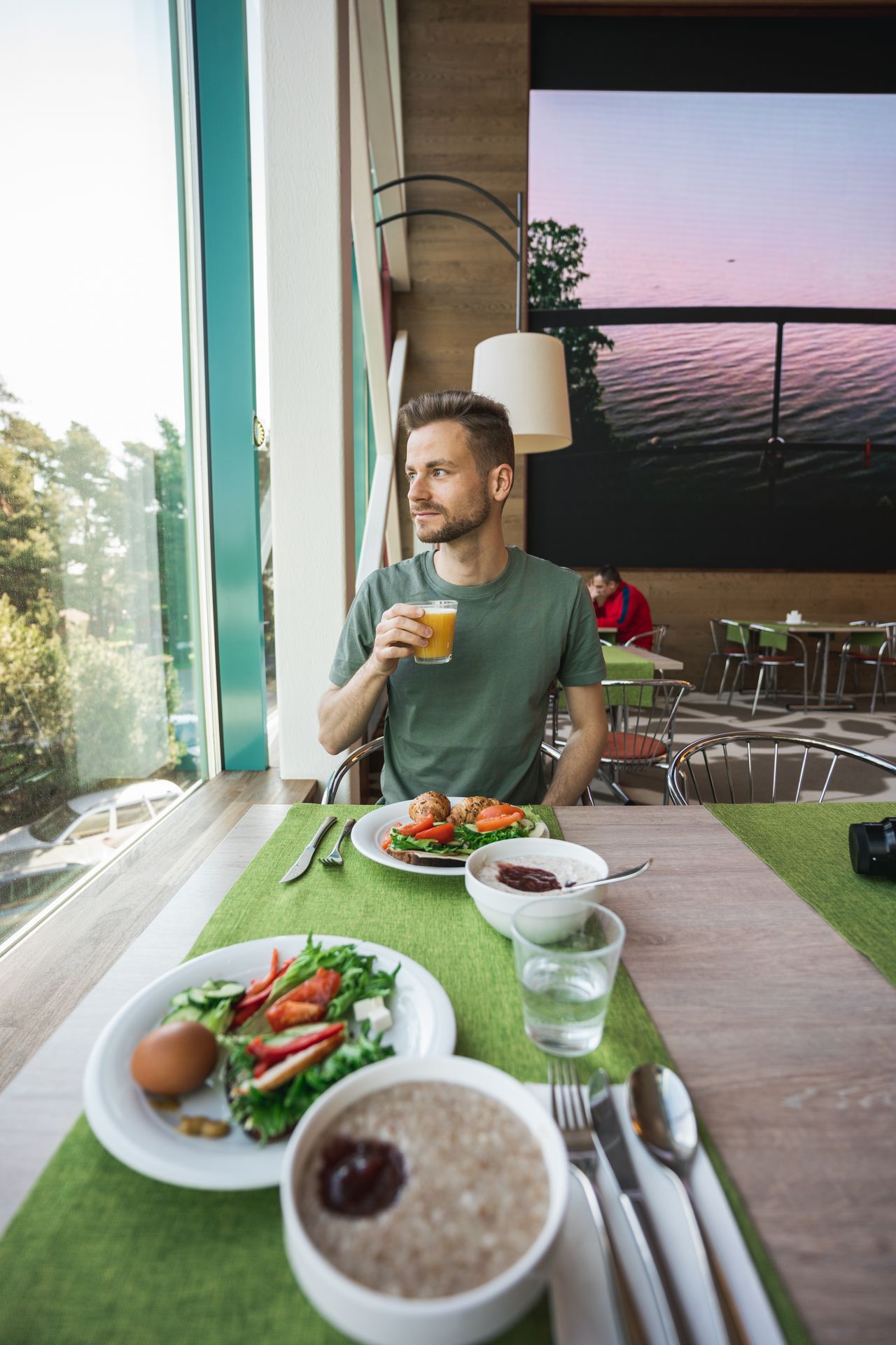Frühstück mit Brot und Haferbrei in einem Hotel in Estland