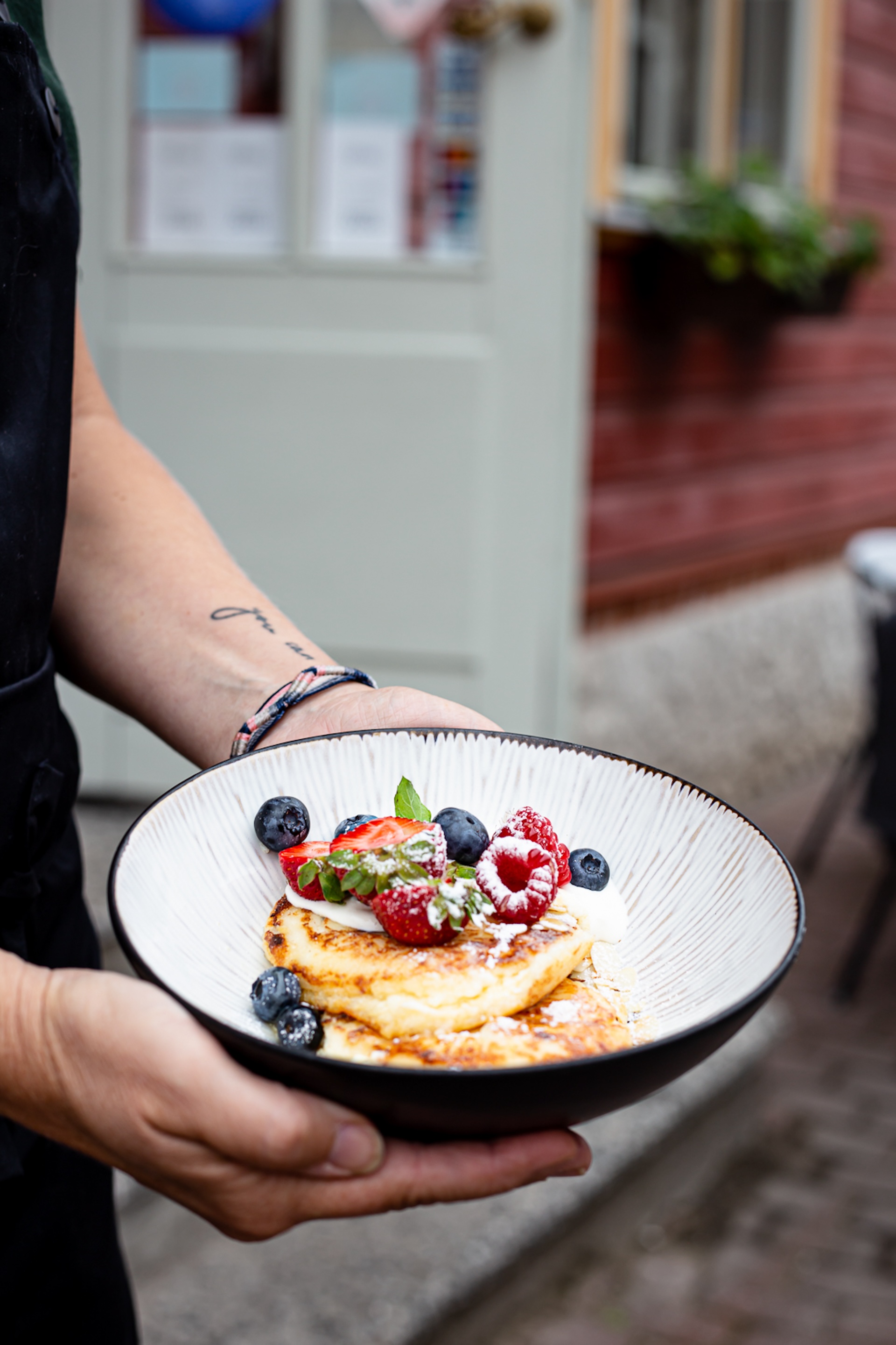 Estnische Frühstückspfannkuchen beim Brunch in Tartu