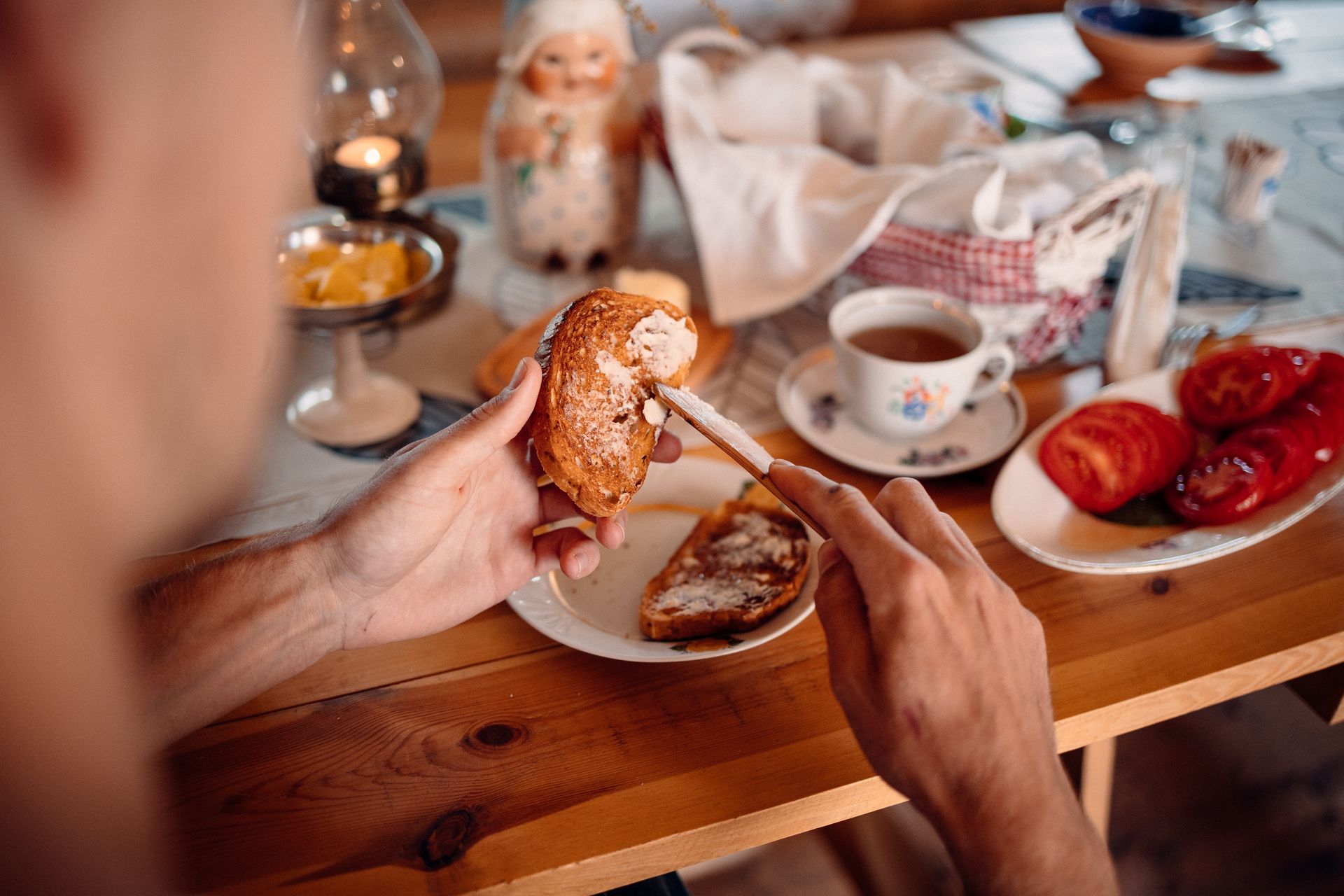 Ein Mann isst in Südestland Brot zum Frühstück