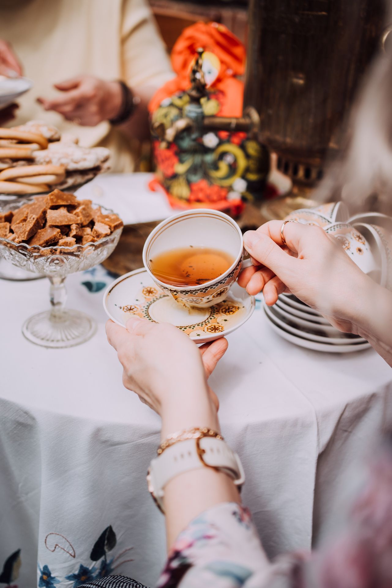 Drinking tea near Lake Peipsi during South Estonia food tour