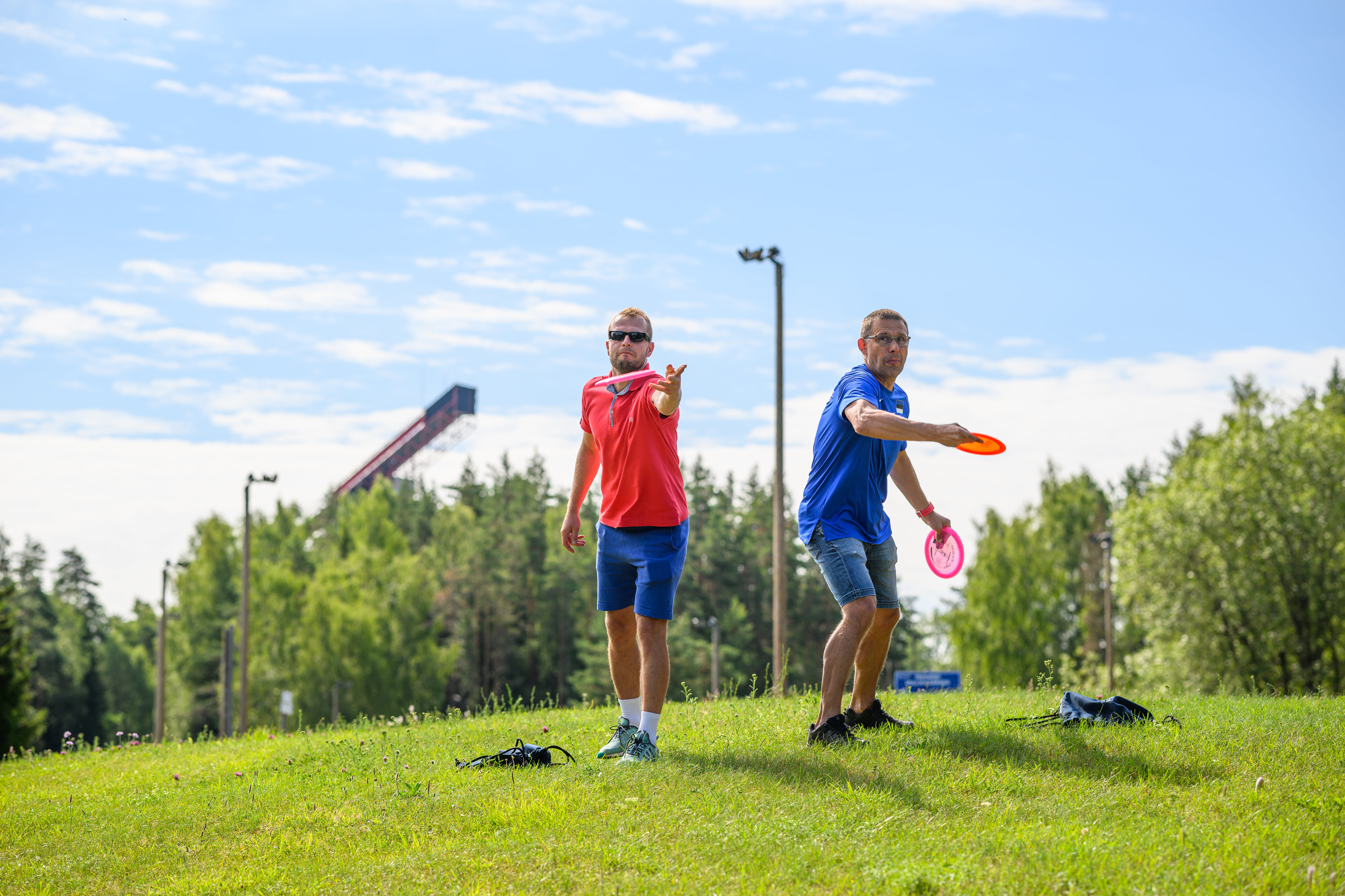 Mehed mängivad Tehvandi spordikeskuse discgolfi väljakul kettagolfi
