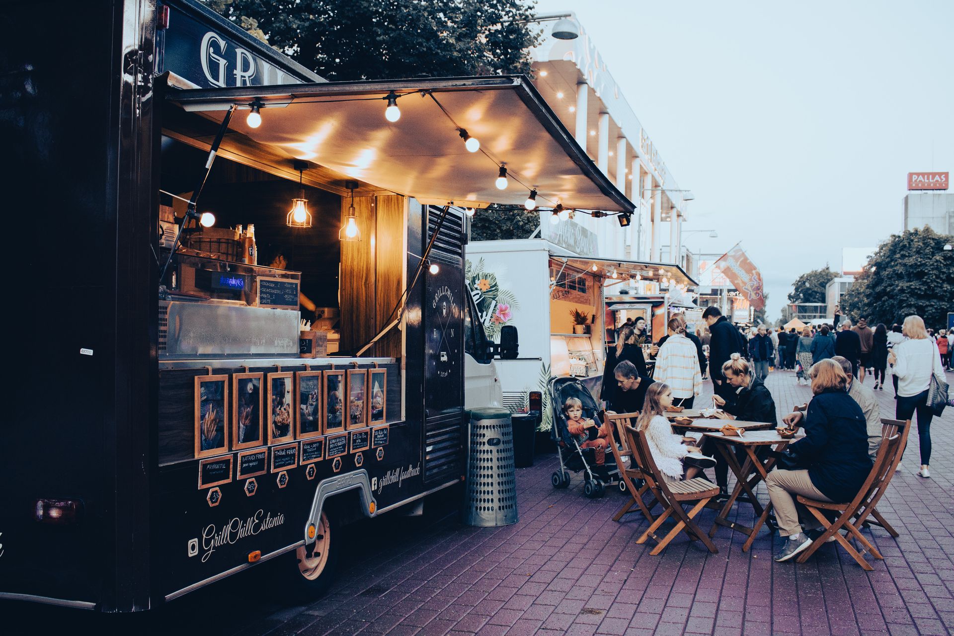 Menschen bei einem Streetfood-Festival
