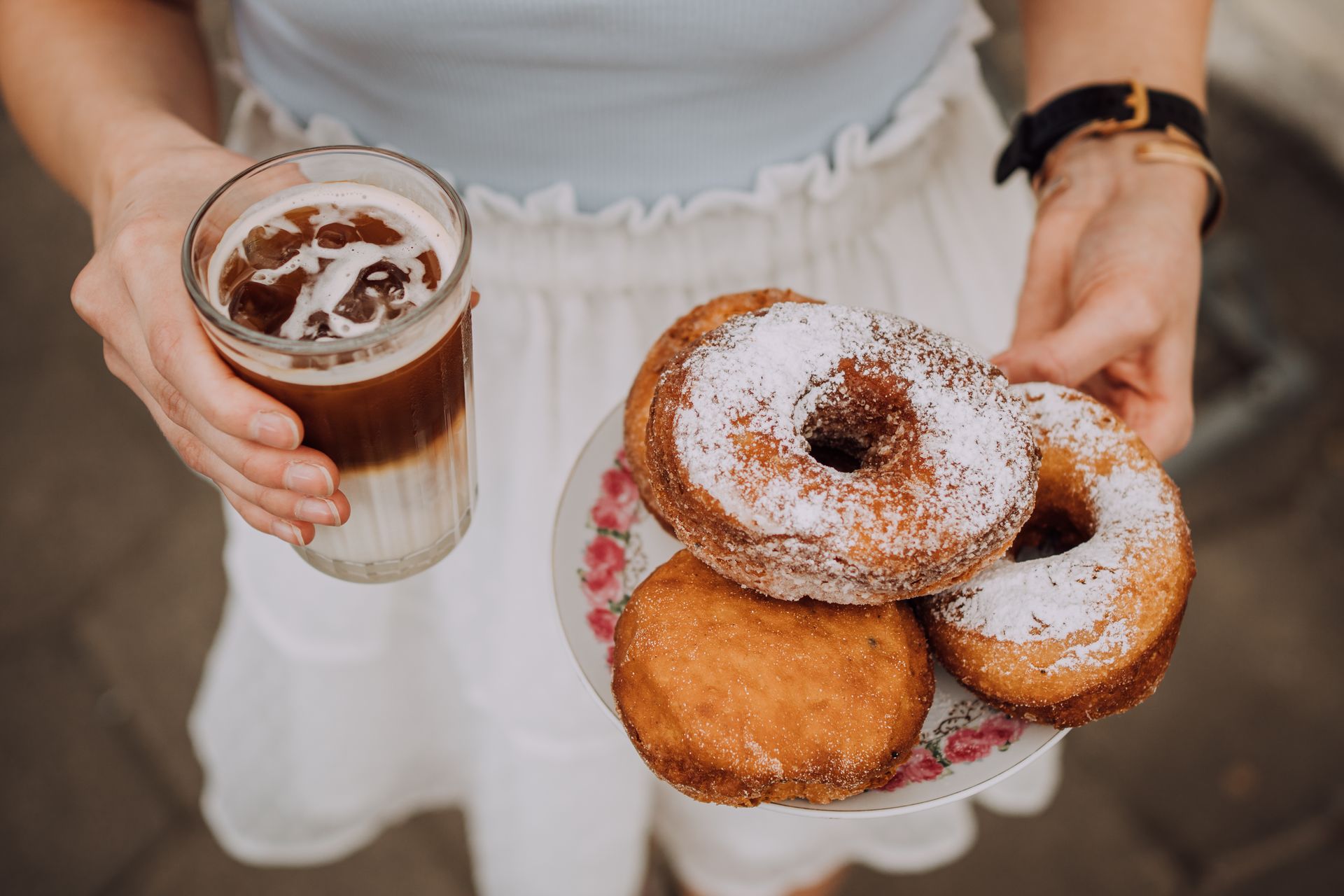 Eiskaffee und süßes Gebäck