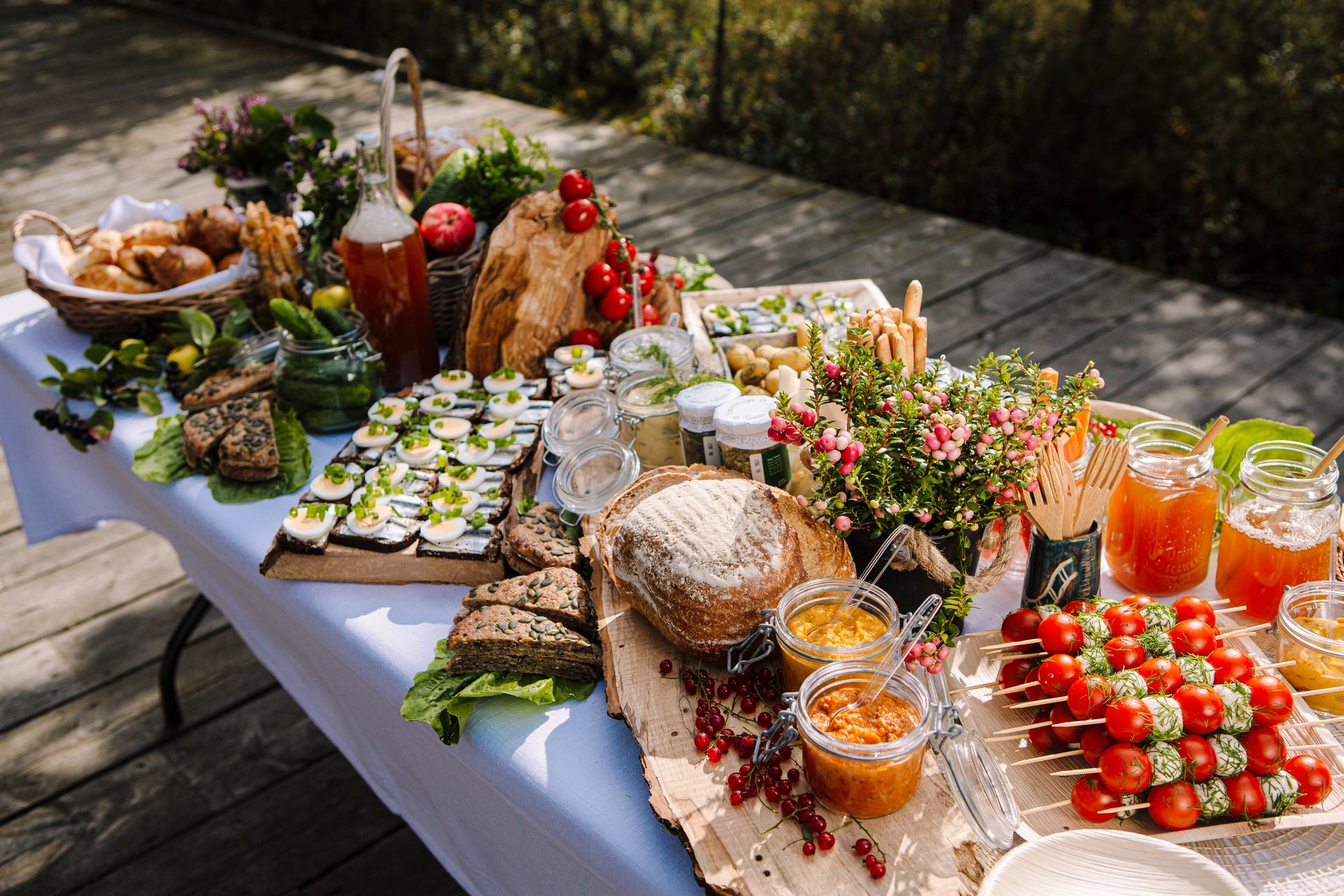 Ein buntes Outdoor-Buffet in Estland