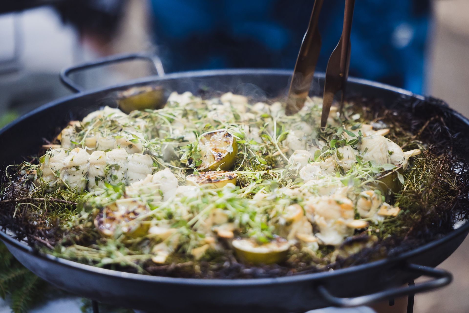 Eine Pfanne mit Kartoffeln, Zwiebeln und Kräutern