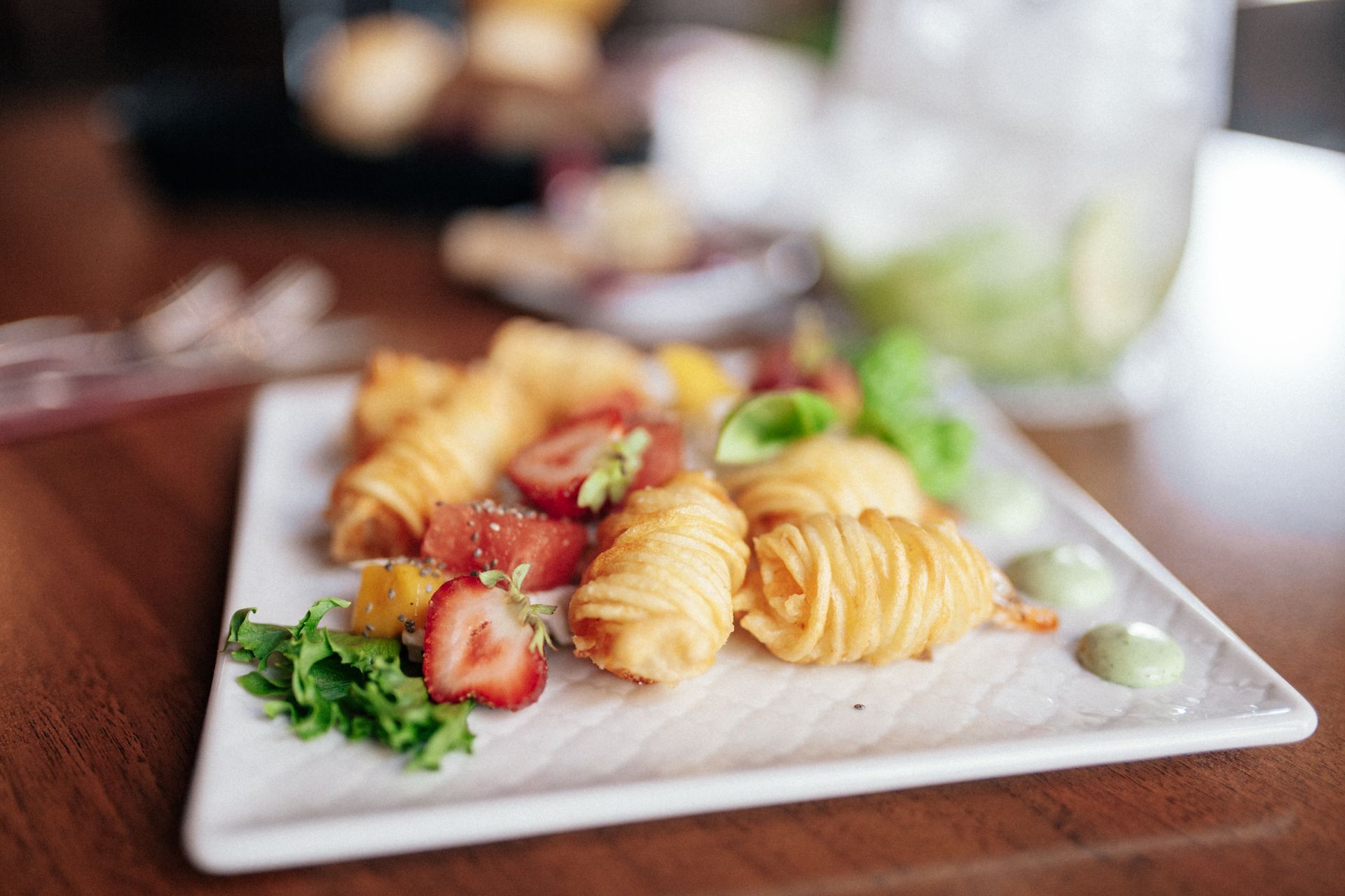 Ein Dessert aus Gebäck und Erdbeeren