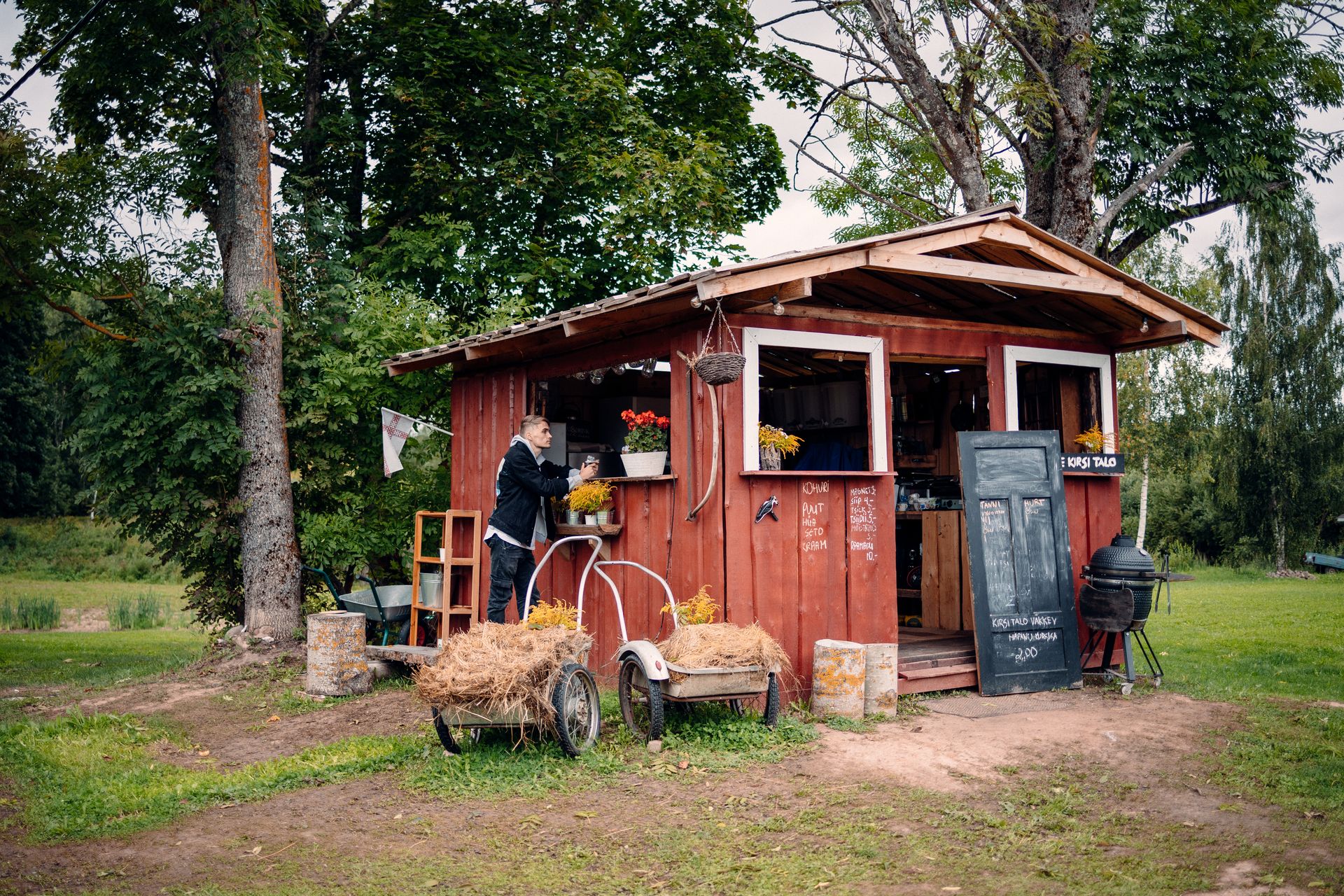 Mees on Võrus väikese punase majakese juures 