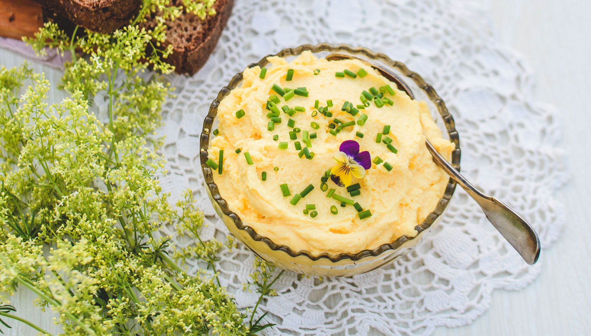 Rührei mit Schnittlauch und Blüten