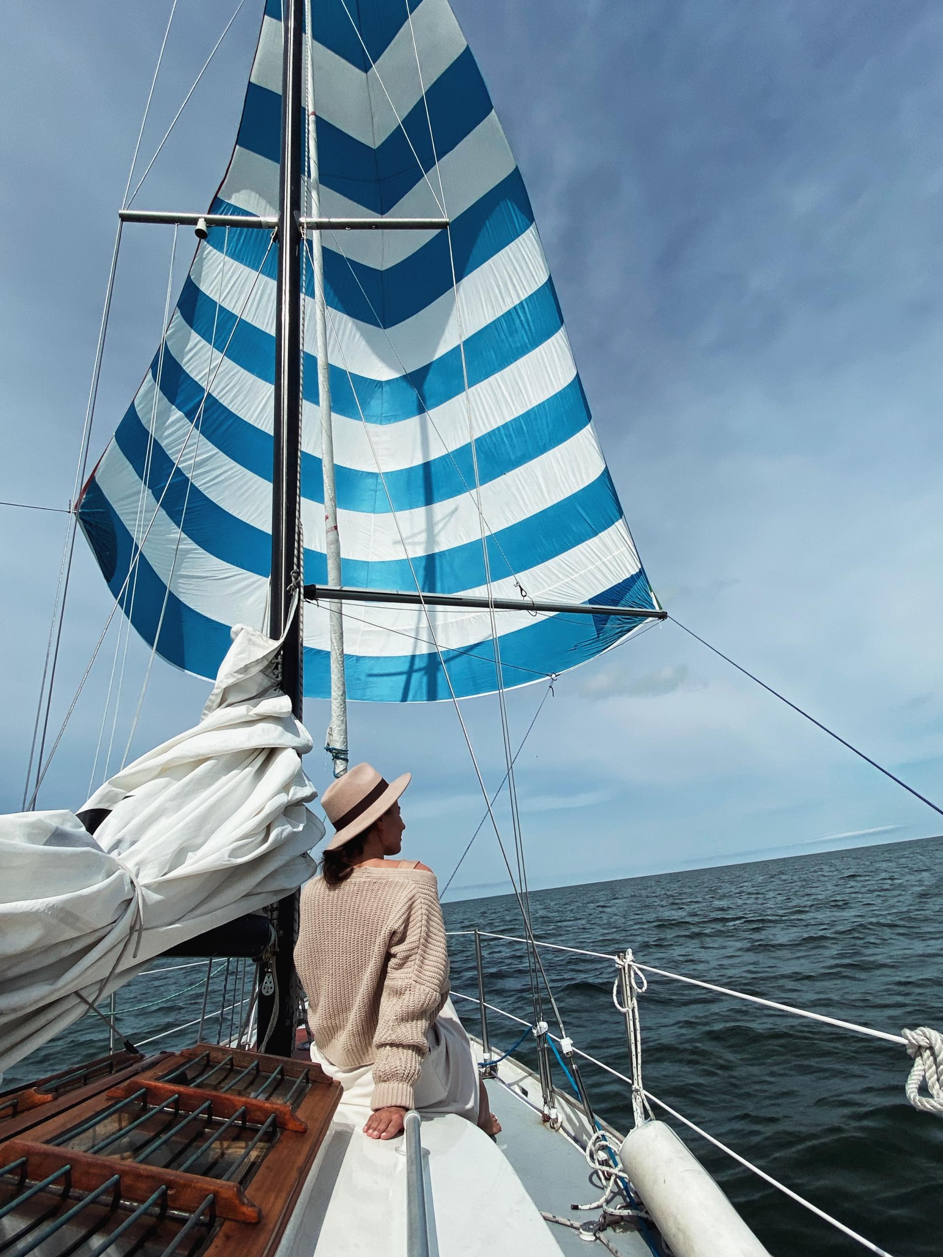 Naine suvisel päeval jahiga merel