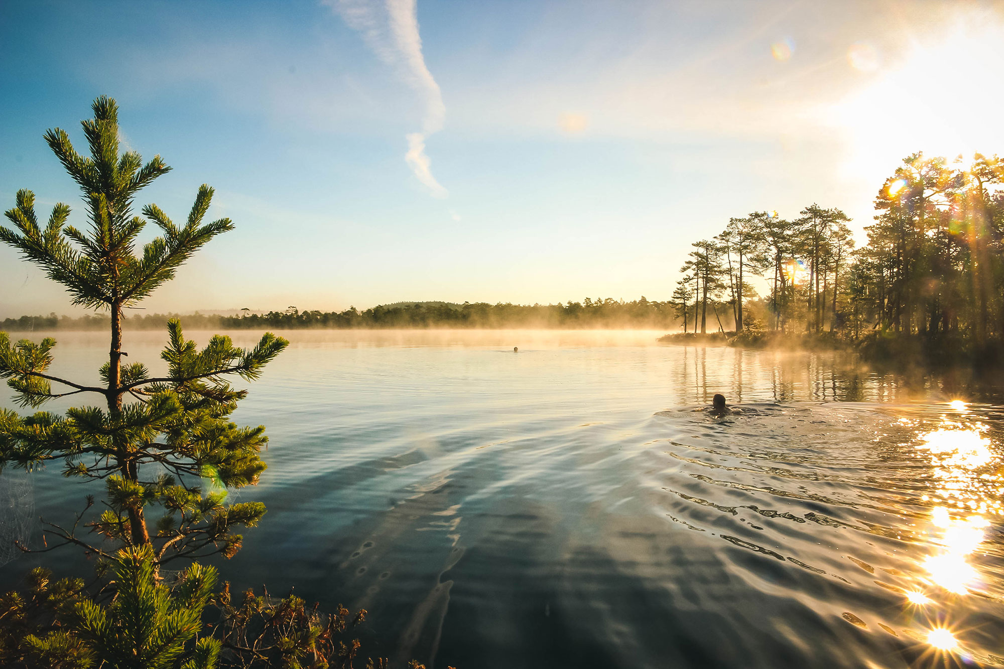 Menschen baden in einem See im Meenikunno-Moor, Estland