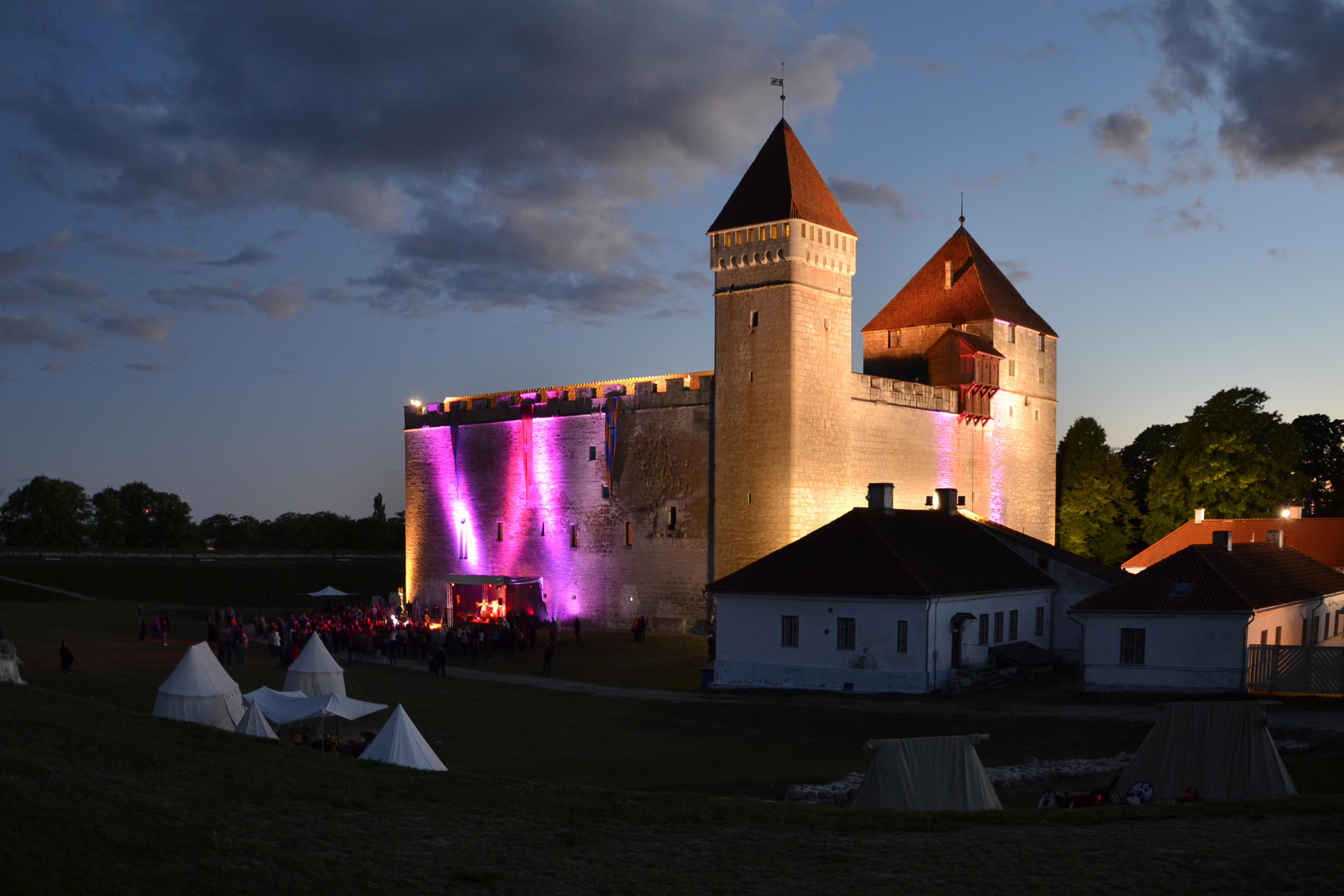 Saarenmaan piispanlinna