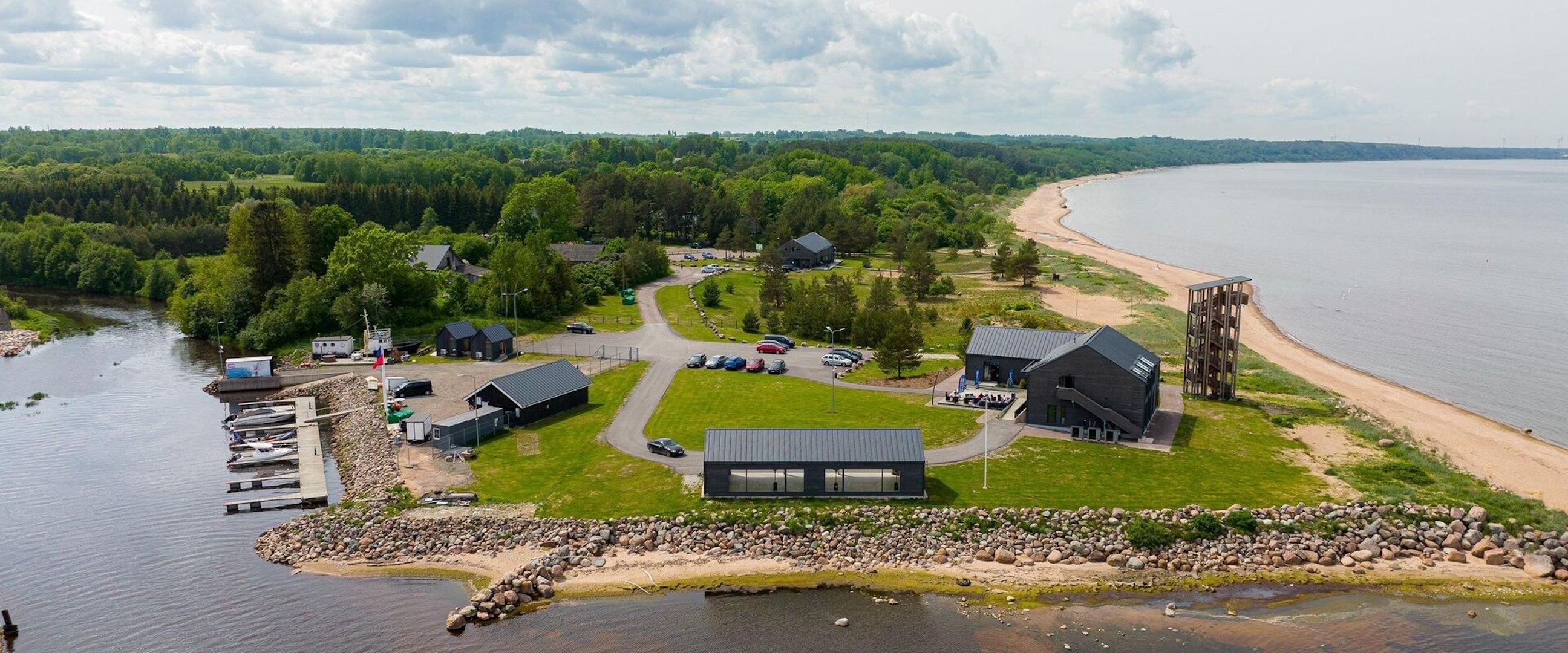 Yachthafen von Purtse, das Tulivee Beach Restaurant, die Tulivee Villa und das Schmuggler-Museum