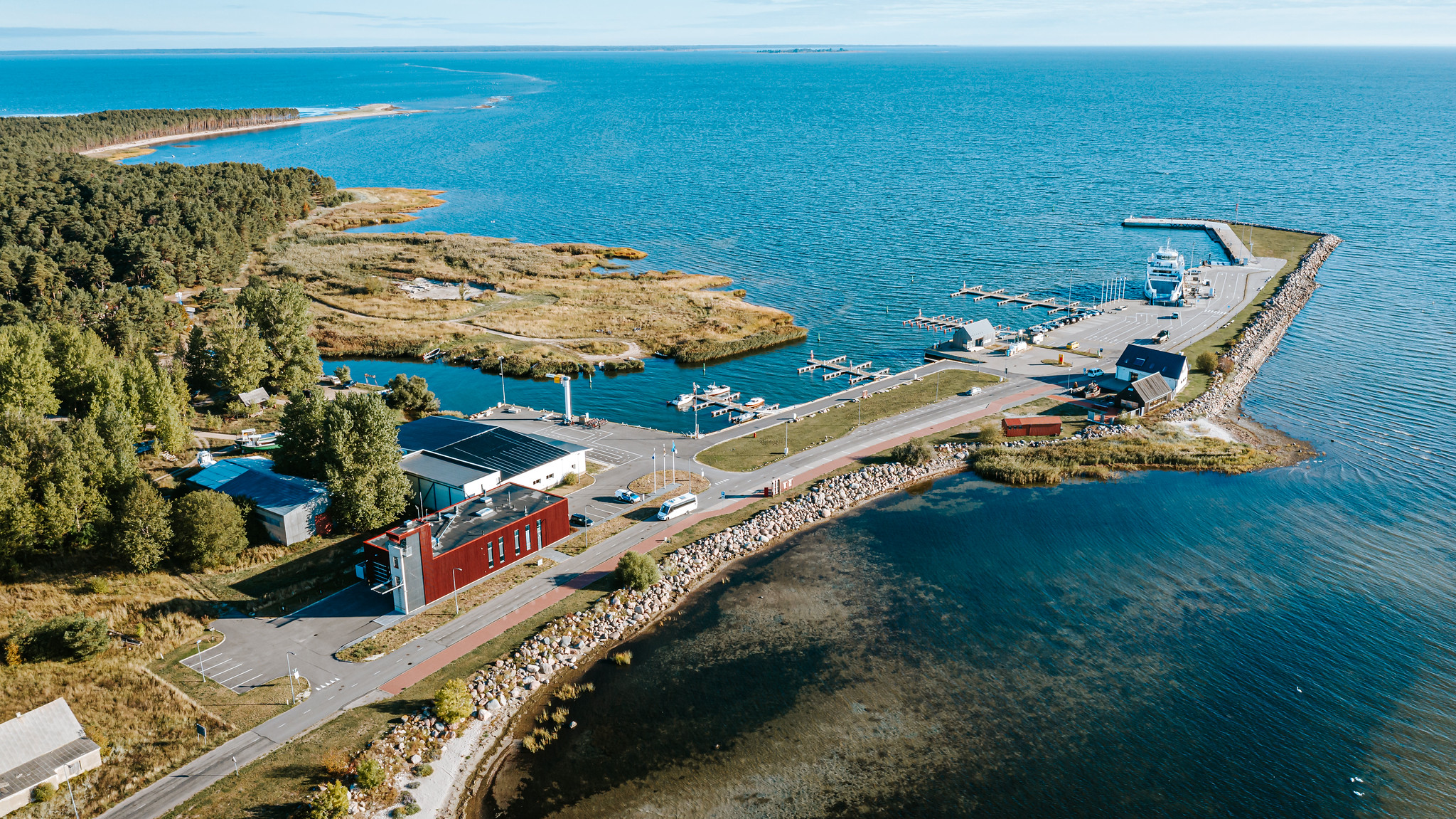 Fähre und Jachthafen der Insel Kihnu
