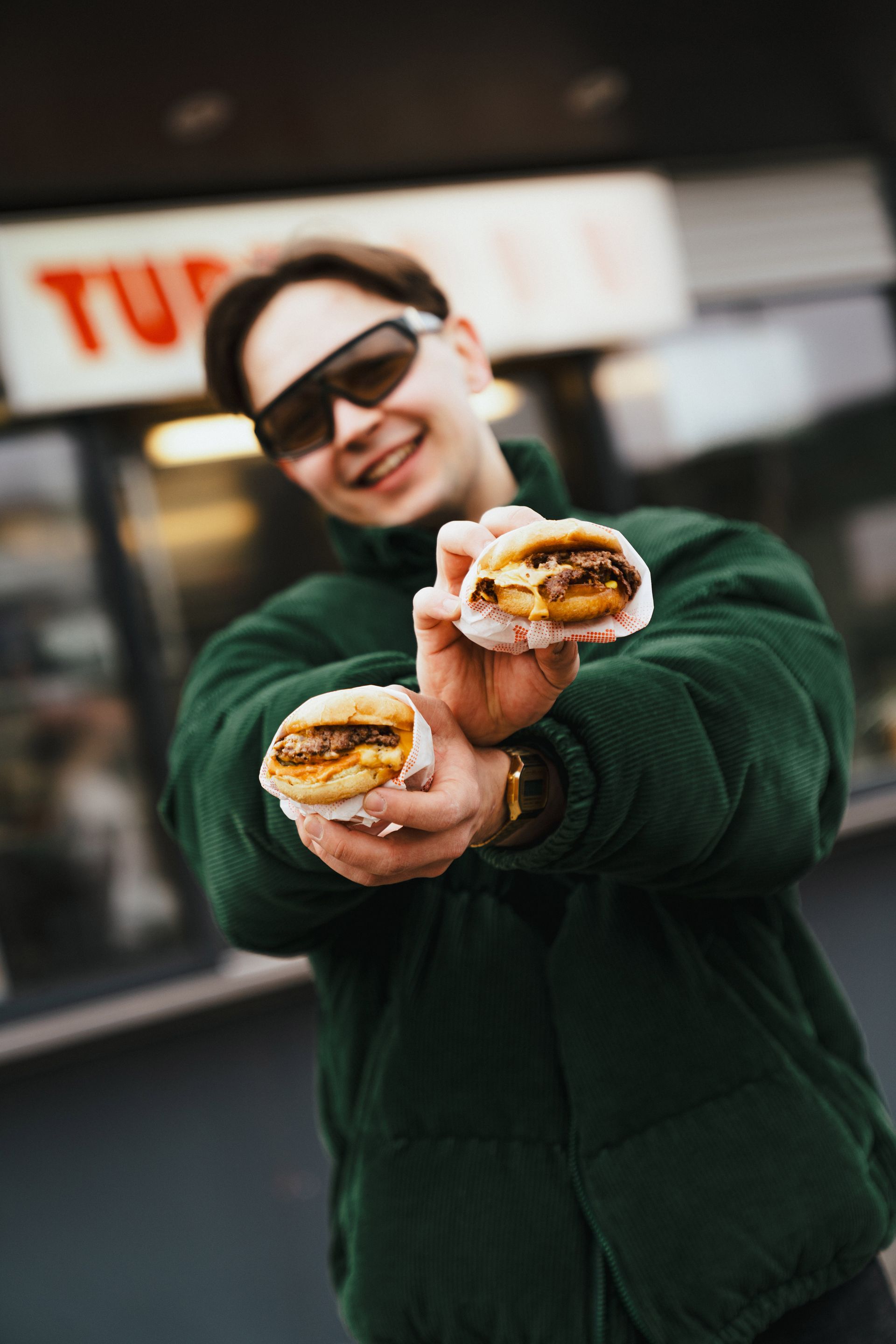 Vīrietis turot burgerus no Telliskivi DEPOO pārtikas ielas