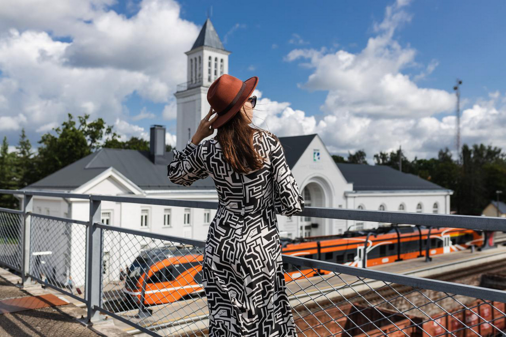 nainen ja hattu