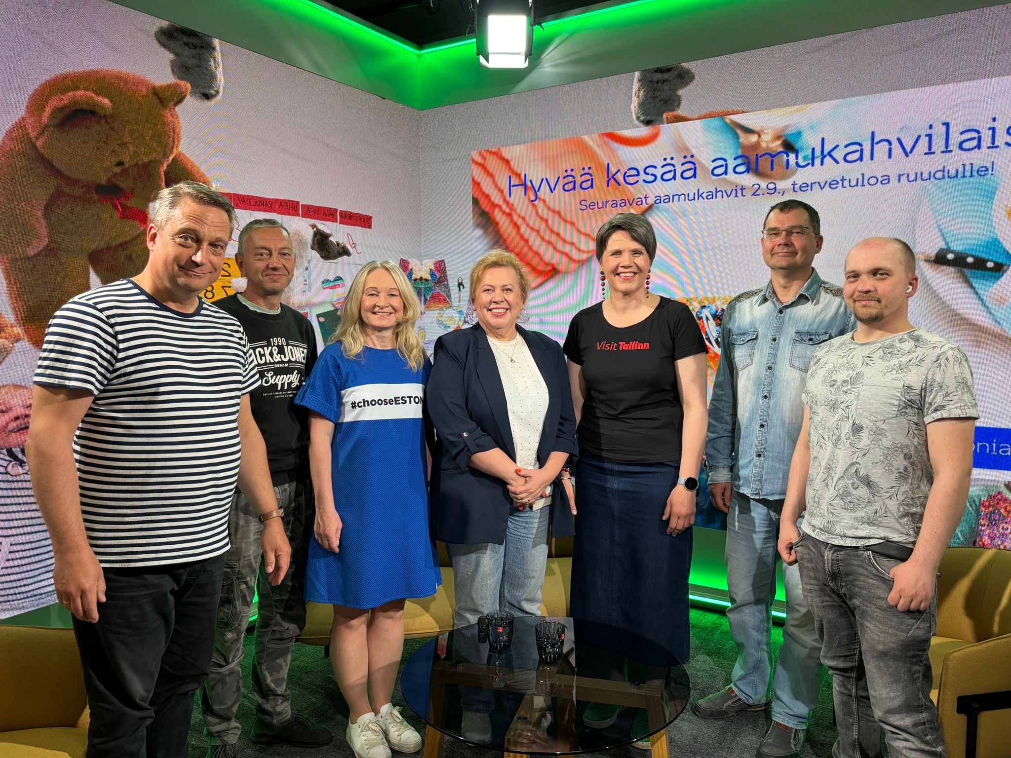 ihmisiä studiossa
