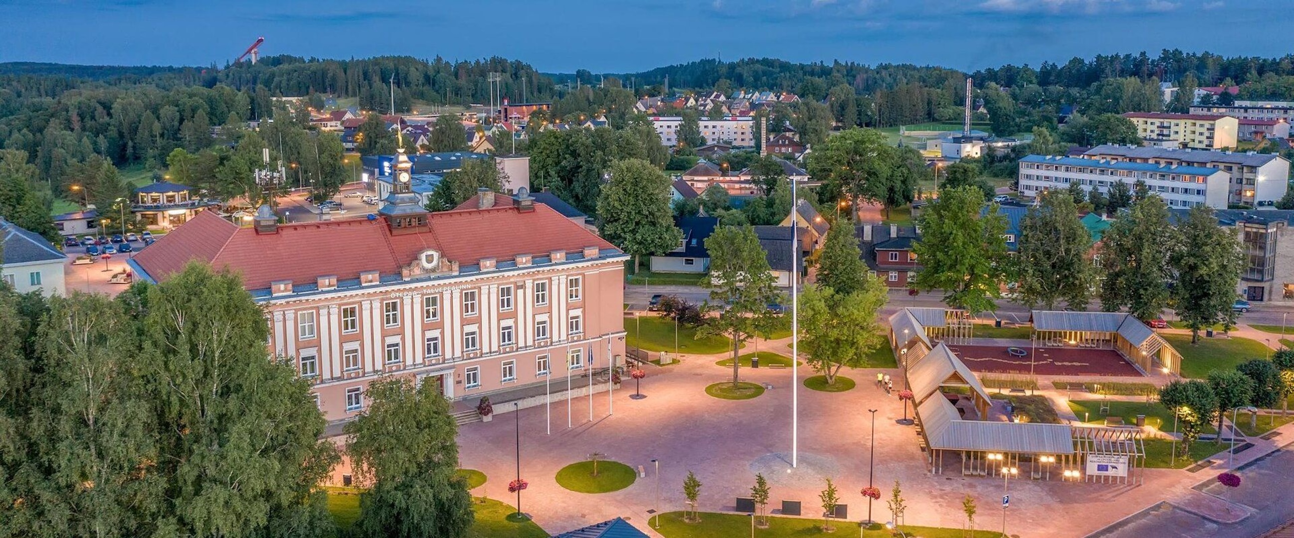 Otepē centrālais laukums vasaras krēslā