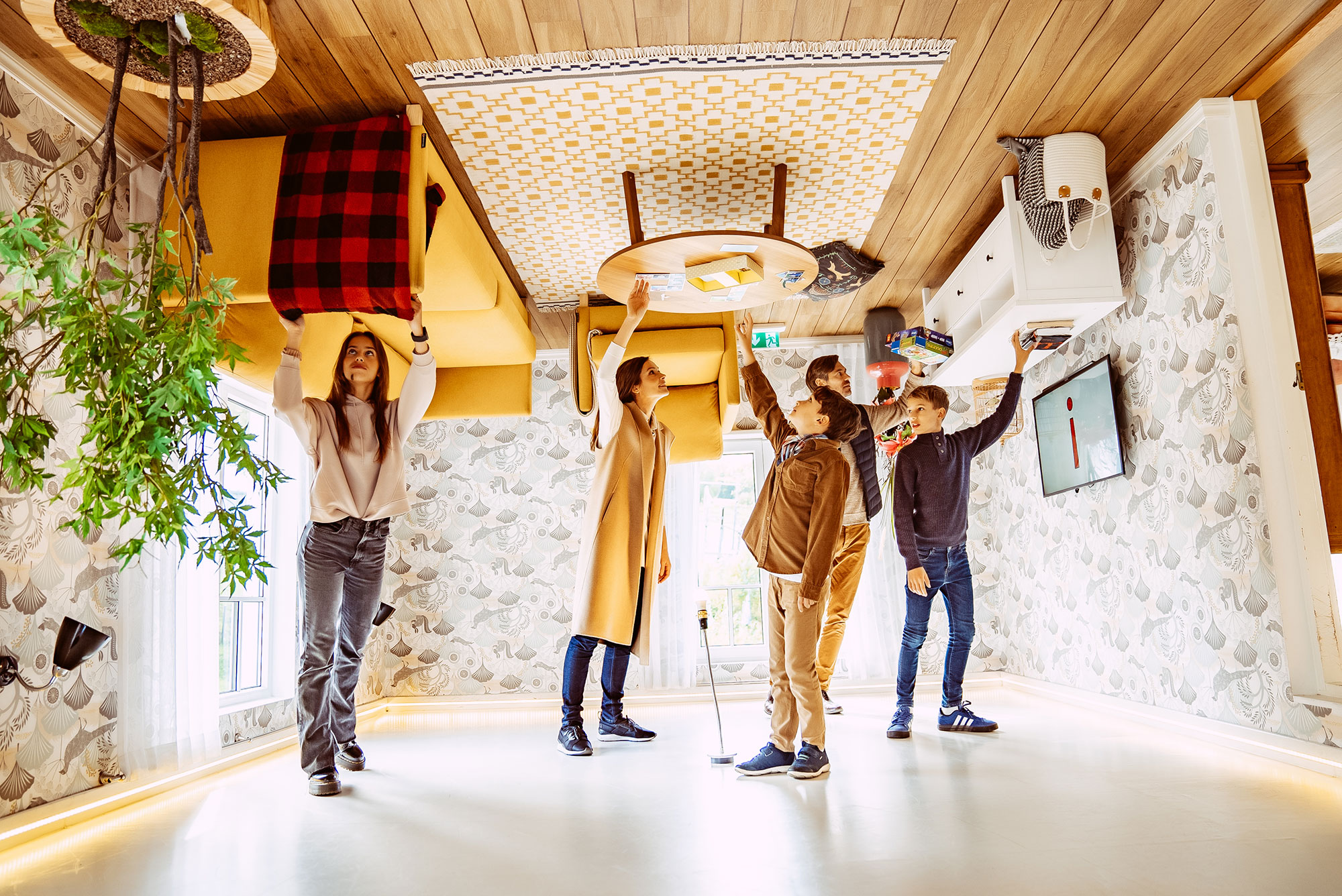 Familie im "Upside-Down"-Haus in Tartu