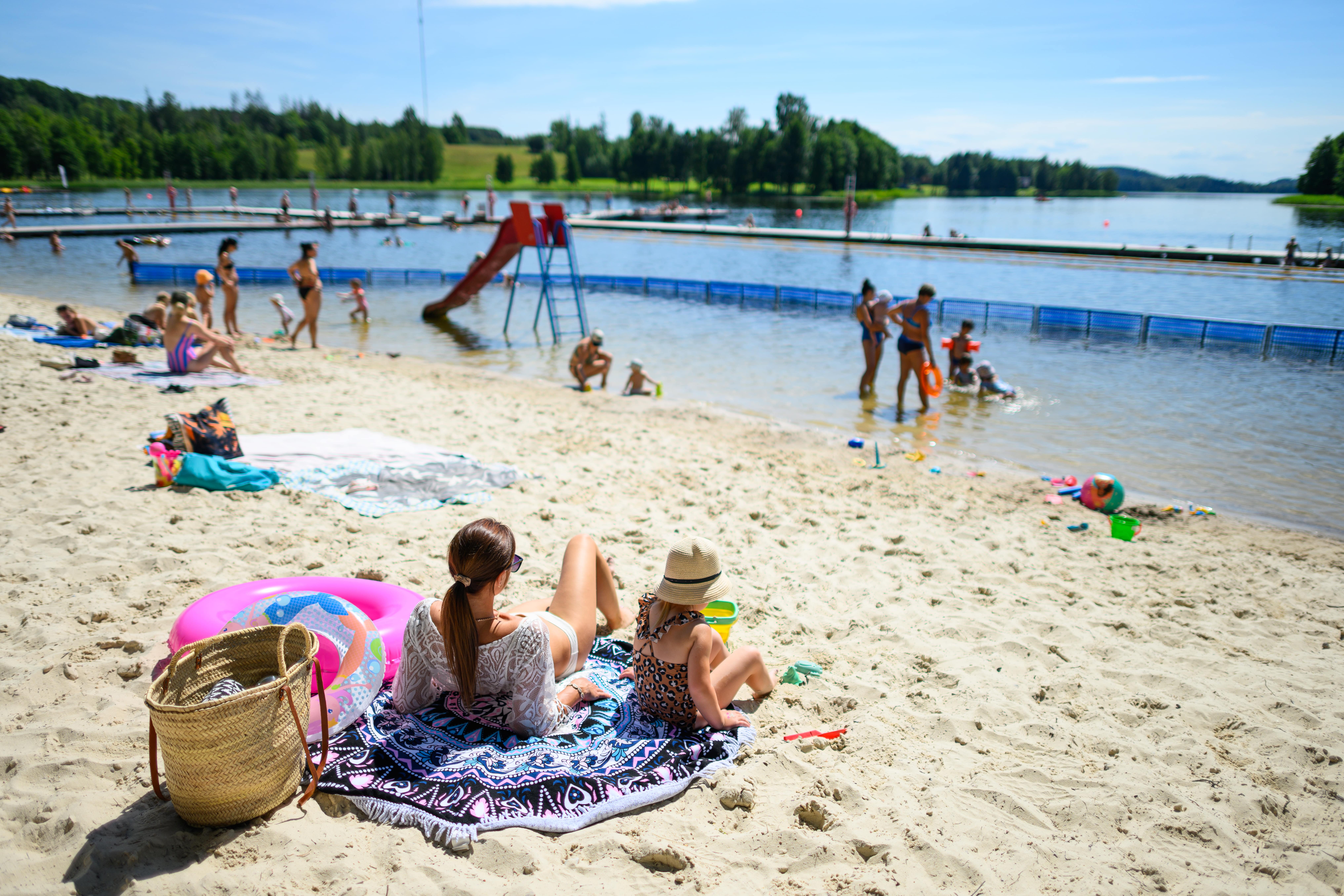 Die Menschen genießen den Sommer am Strand von Pühajärve
