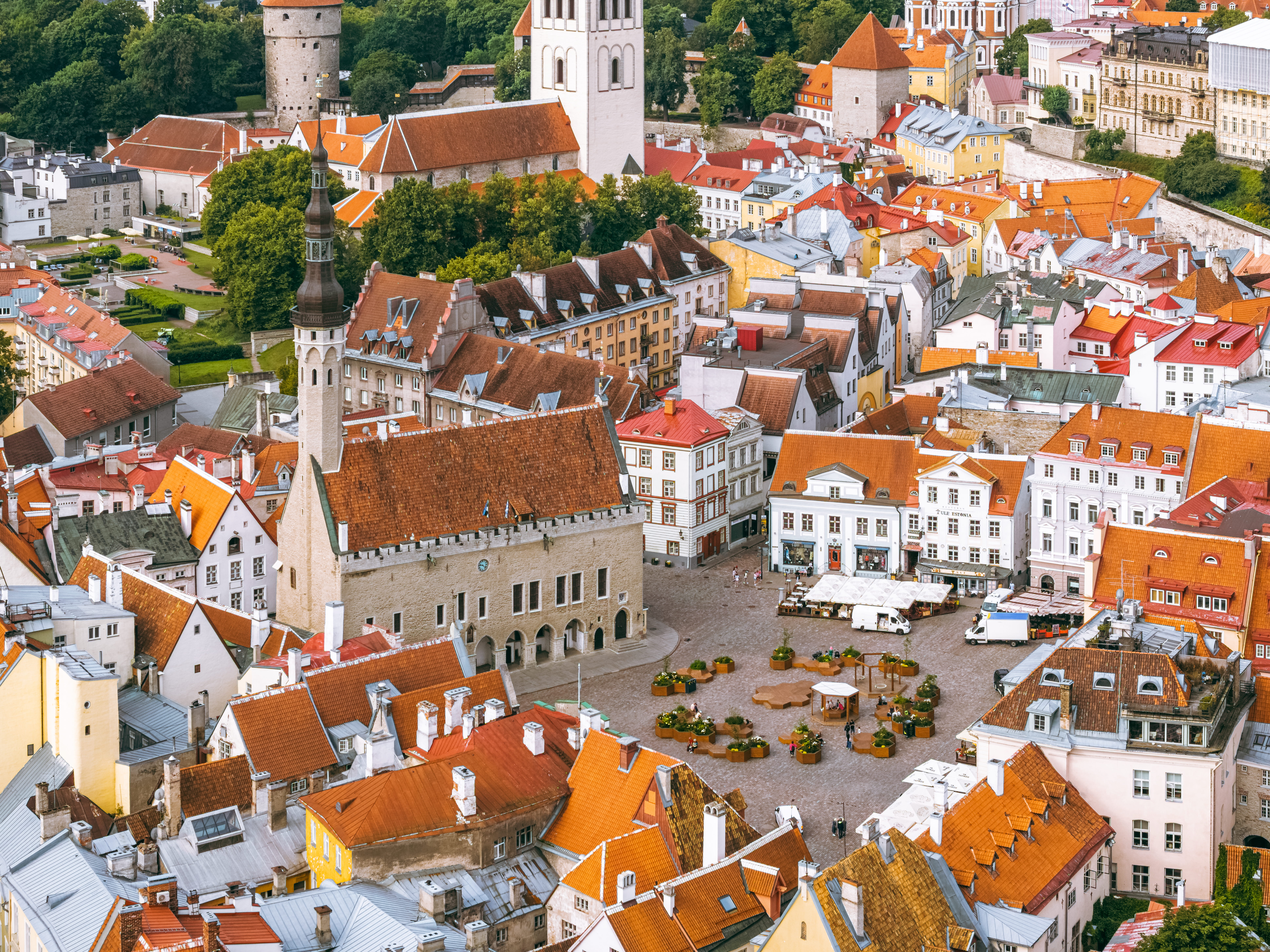 Drohnenaufnahme des Rathausplatzes von Tallinn
