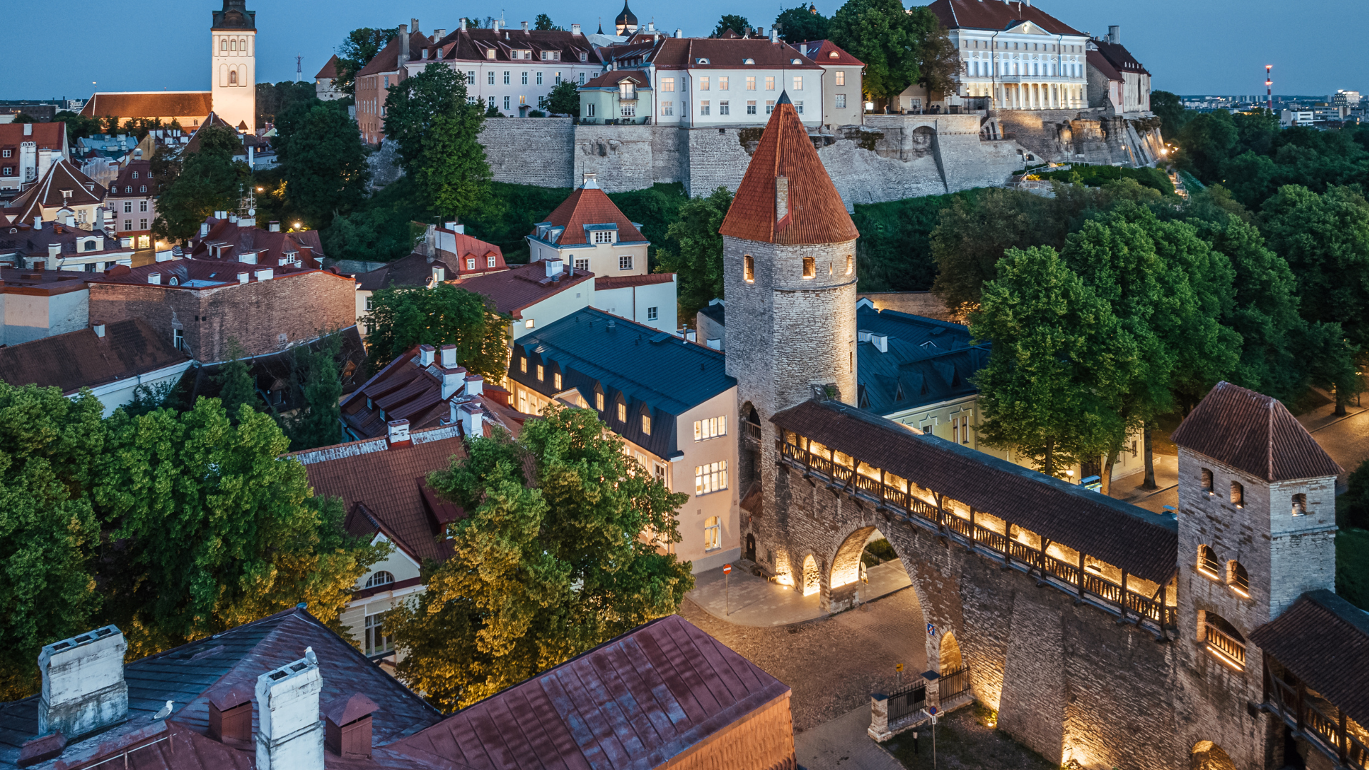 Drohnenaufnahme des Nonnenturms in Tallinn