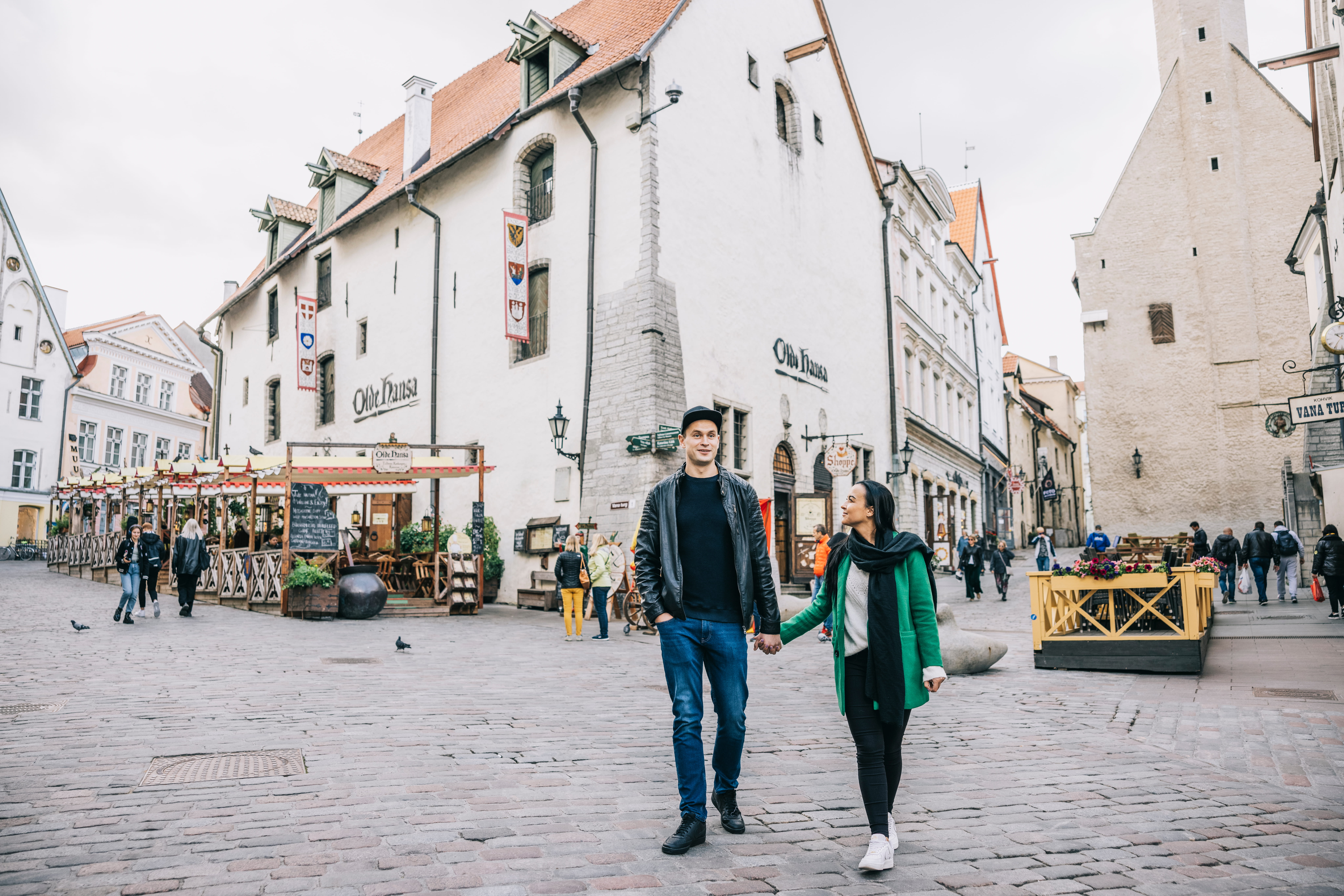 Ein Paar spaziert vor dem Olde Hansa in Tallinn