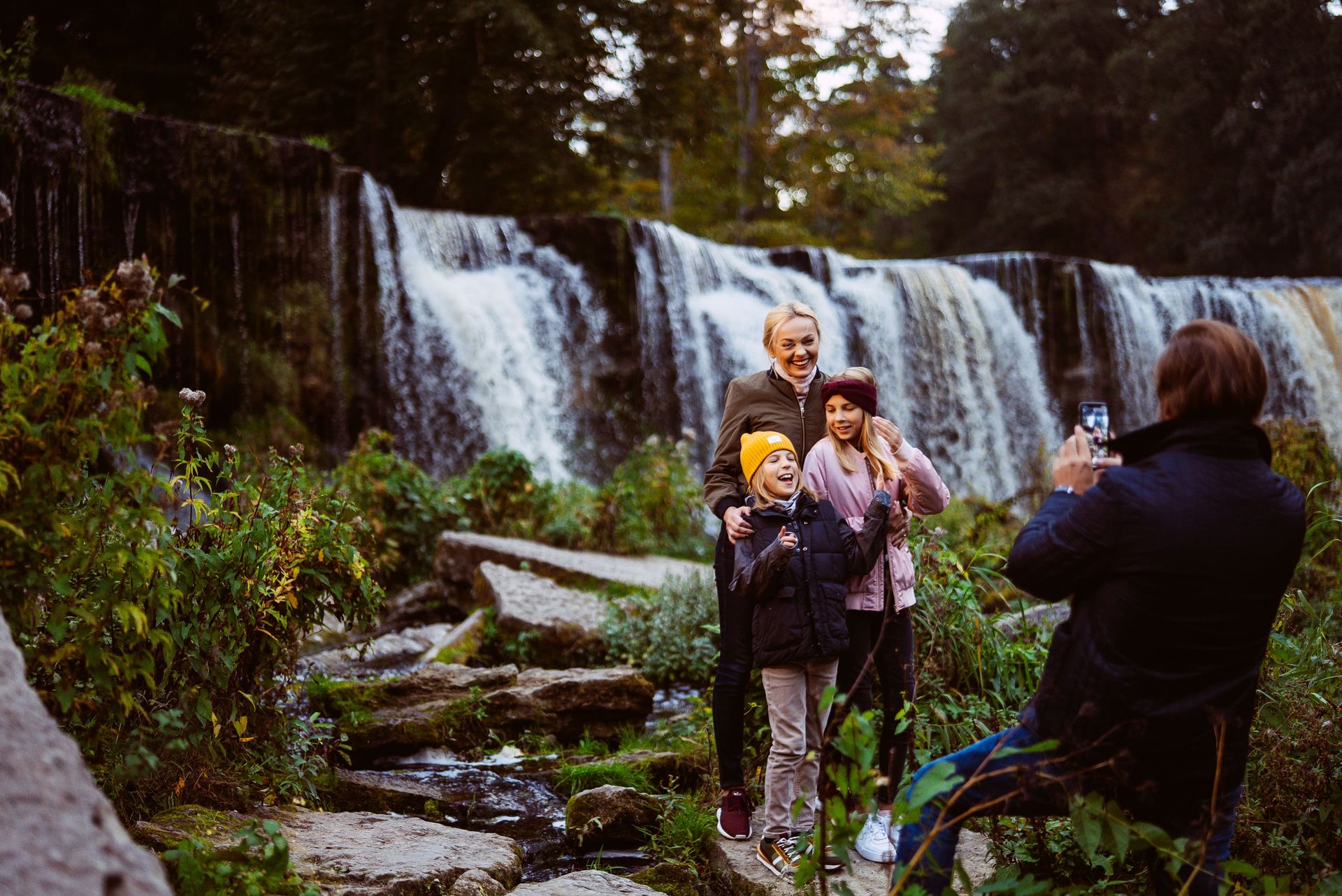 Eine Familie vor dem Keila-Wasserfall.