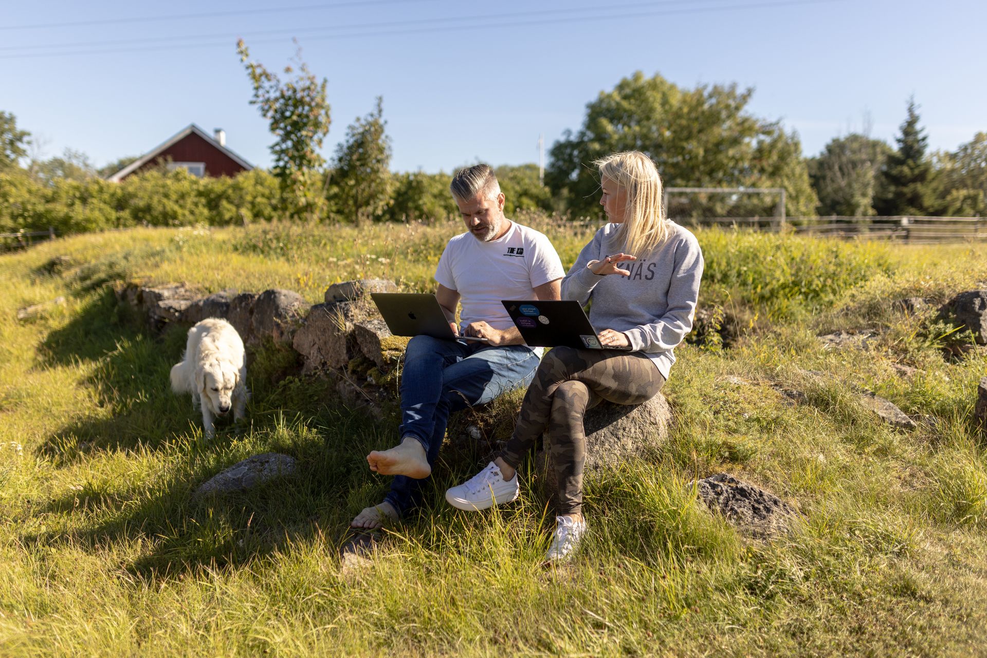 Mees ja naine looduses töötamas