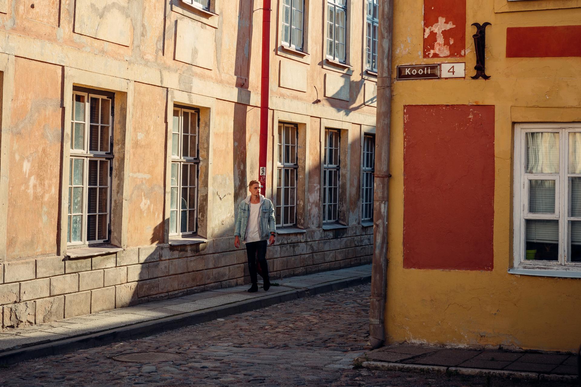 Mees jalutamas Tallinna vanalinnas