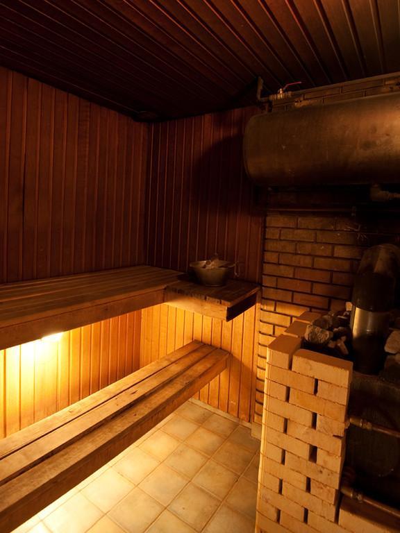 Hubane puidust saun Lasita Puhkemajas Tartumaal, tellistest kerise ja lavatsitega.