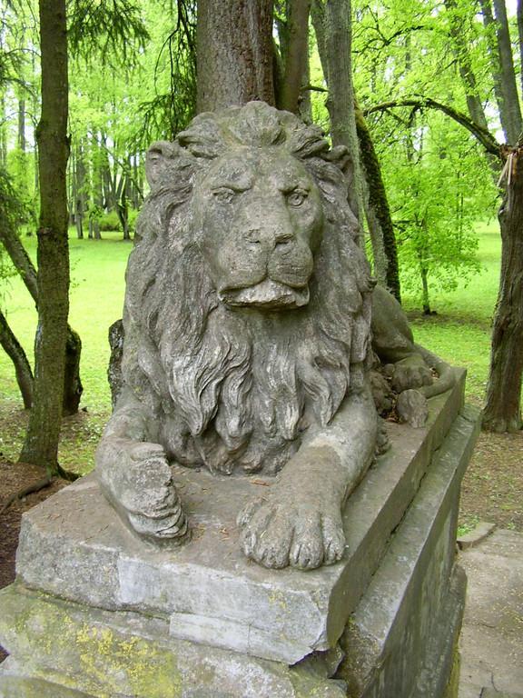 Luken kartanonpuiston leijonaveistos