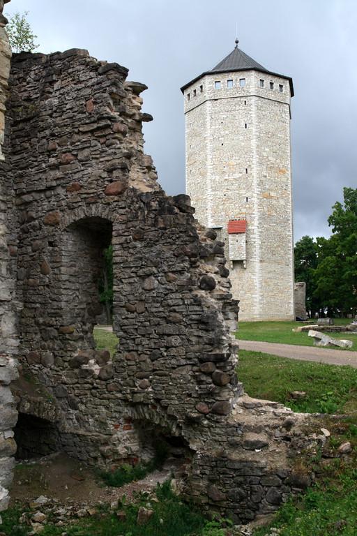 Wallturm in Paide und die Trümmer vom Ordensburg auf dem Berg Vallimägi (Wallberg).