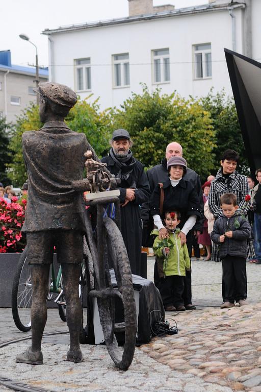 Arvo Pärt oma skulptuuriga Rakvere Keskväljakul