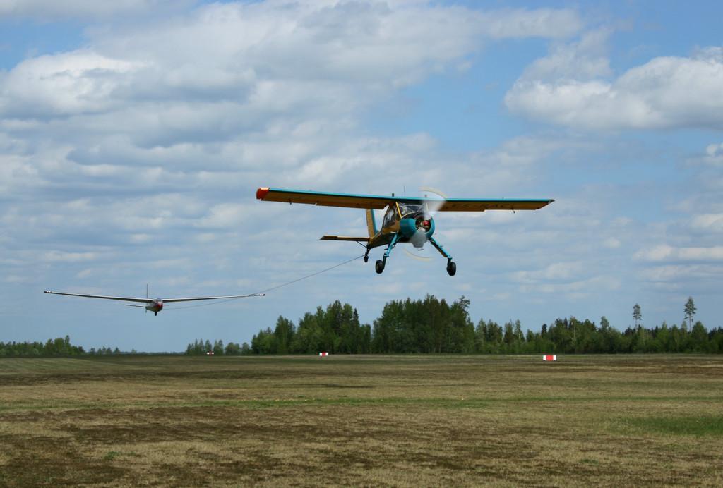 Ausflüge des Fliegervereins von Ridali mit einem Segelflugzeug und einem Motorflugzeug