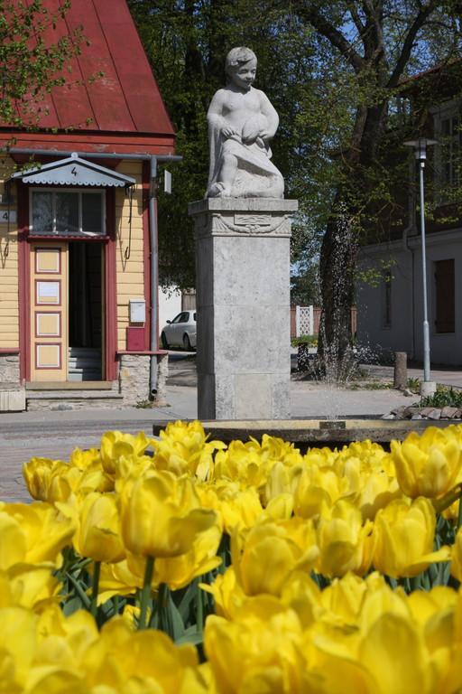 Rootsiturg, skulptuur "Poiss kalaga"