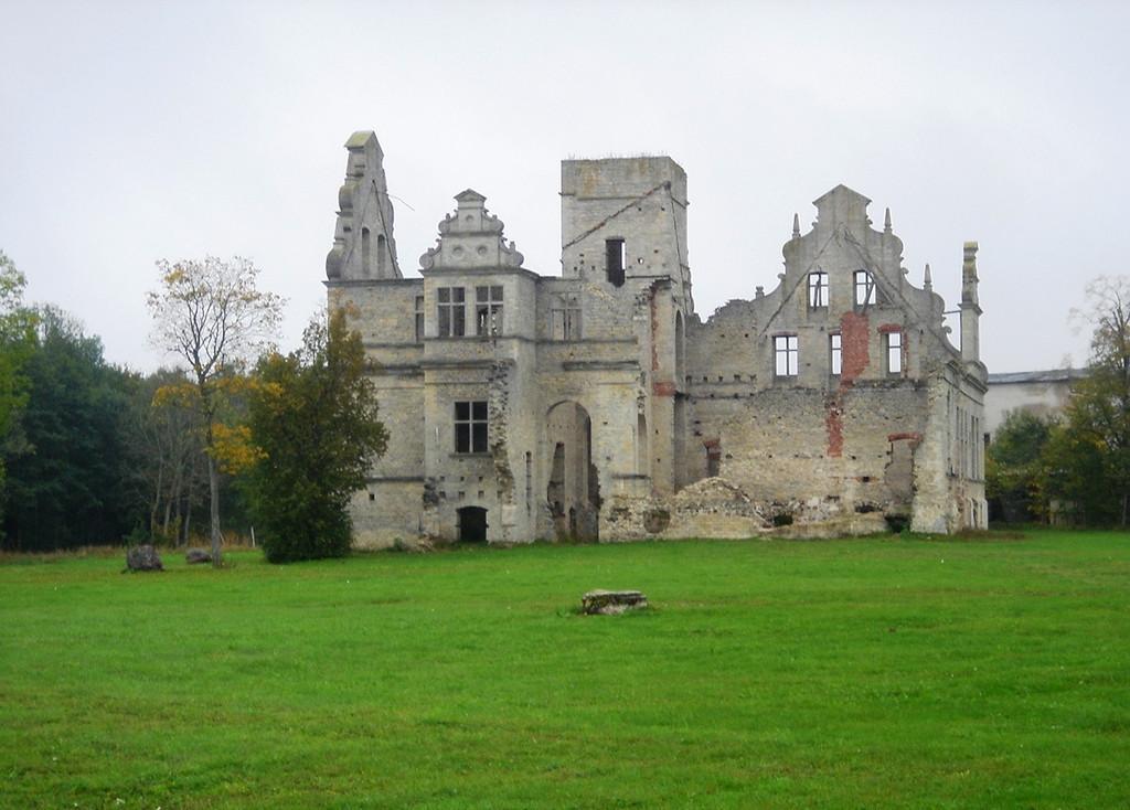 Ungru Manor ruins