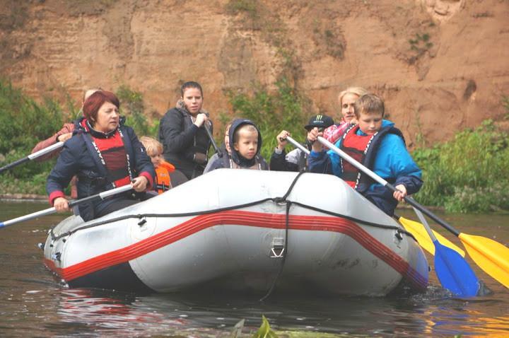 Aizraujošs nobrauciens ar gumijas plostu (rafting) pa Ahjas upi