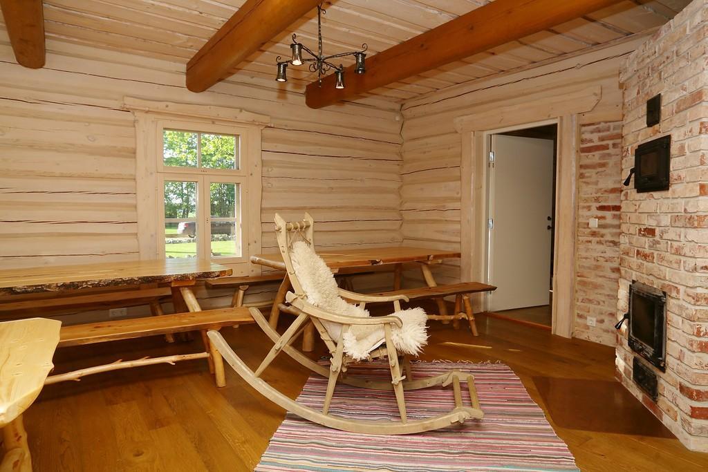 Mäeotsa puhketalu, kamin ja kiiktoolid