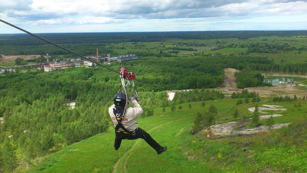Die längste Seilrutsche Estlands im Abenteuerzentrum Kiviõli