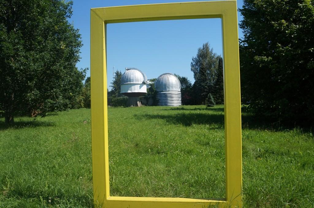 TÜ Tartu observatooriumi teleskoobitornid National Geographicu kollases raamis