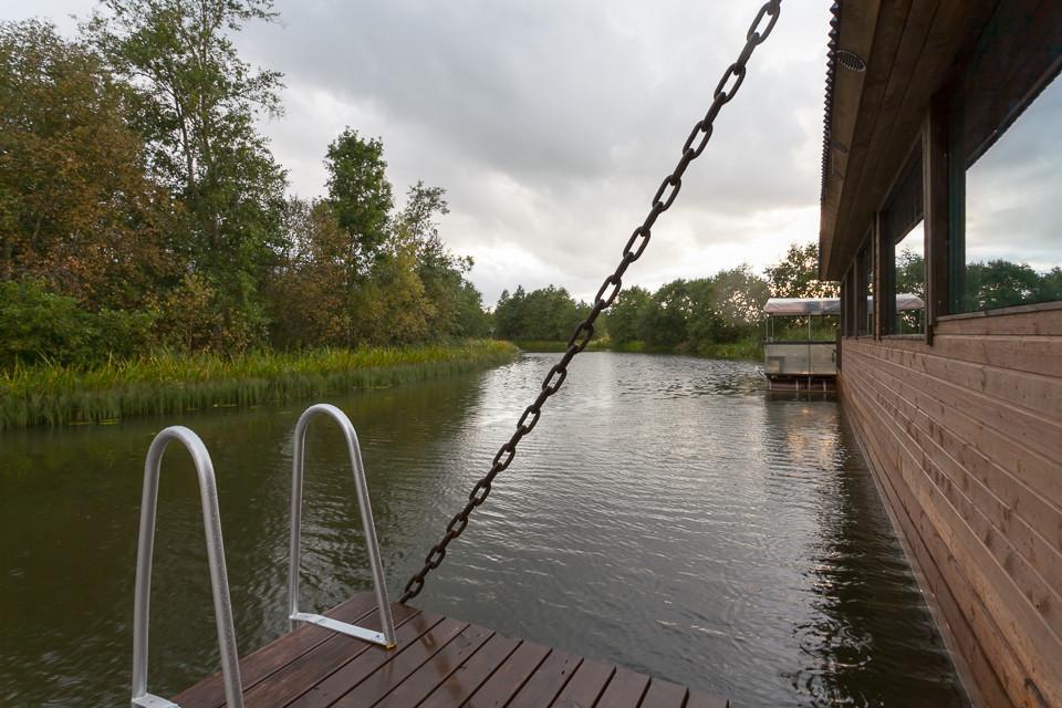 Eingiartiges großes Floßhaus auf dem Fluss Vigala