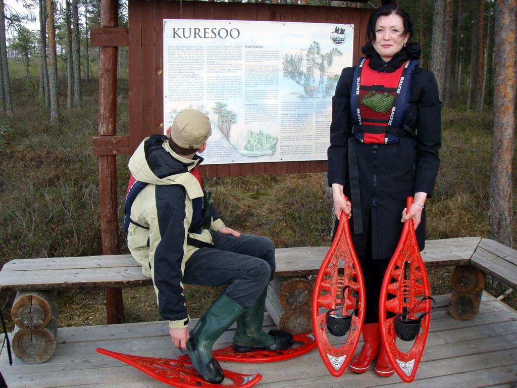 Seikle Vabaks bog-shoe hike to Toonoja swamp island in the Soomaa National Park