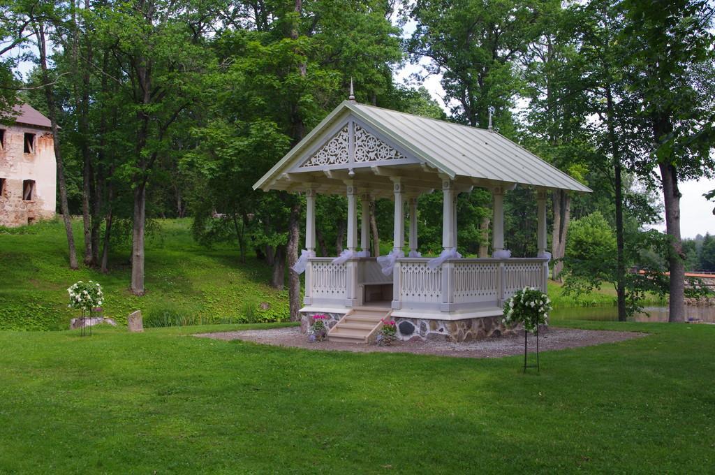 Geschmückter Pavillon des Gutshofs Luke