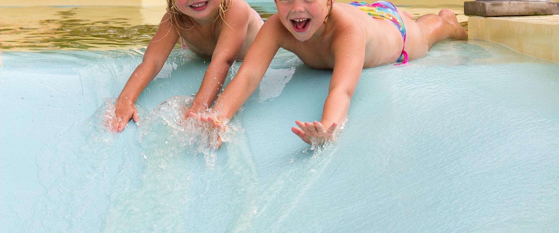 Laste basseinis kaks rõõmurulli