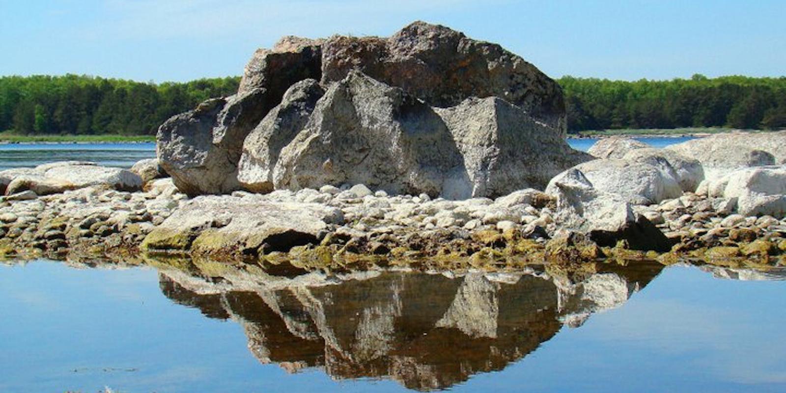Aegnas sala atrodas Tallinas līča ziemeļaustrumu daļā, netālu no Vīmsi pussalas. Tā ir ainavas aizsardzības zona, kuras platība ir 293 hektāri. Senākā