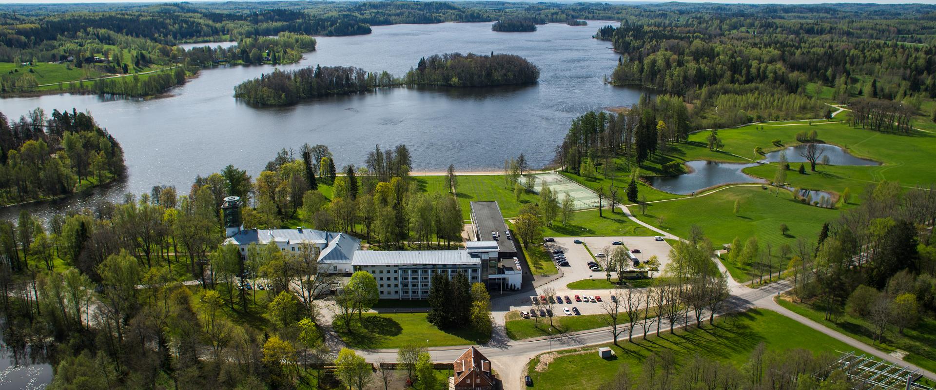 Pühajärven kylpylä- ja lomakeskus, kesäinen ilmakuva Pühajärven kera